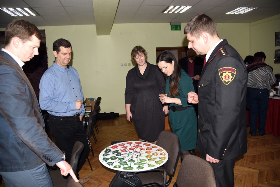 Semināra dalībnieki piedalās galda spēlē, kur sniez energoefektivitātes uzlabošanas padomus.
Autors: Uldis Varnevičs