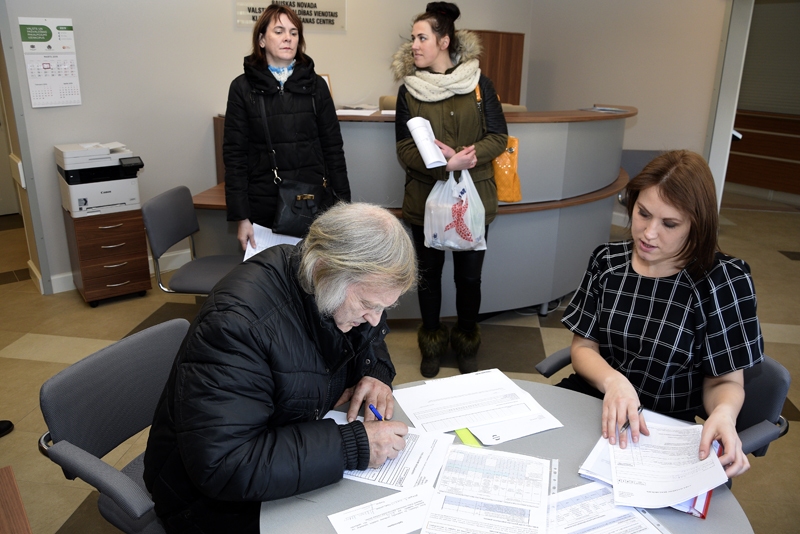 Bauskas pašvaldības vienotajā klientu apkalpošanas centrā speciāliste Ieva Skujeniece palīdz iedzīvotājiem aizpildīt ienākumu deklarācijas veidlapas.
Autors: Ivars Bogdanovs