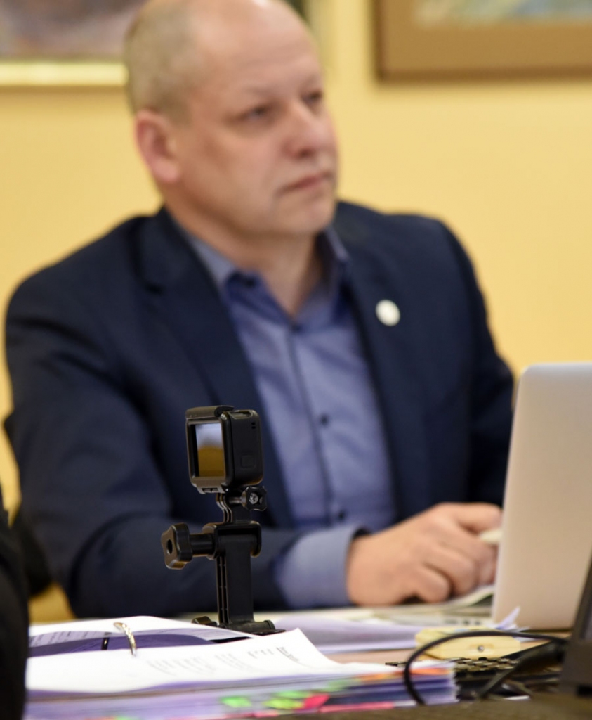 Aleksandrs Novickis Bauskas novada domes sēdē uz galda uzlika videokameru, lai filmētu sēdes gaitu.
Autors: Uldis Varnevičs