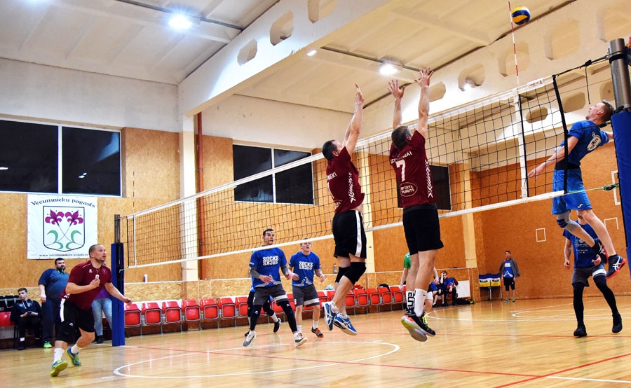 Andris Zadovskis (no labās) bija neapturams uzbrukumā, palīdzot «Cīruļu ielai» izcīnīt zelta medaļas.
Autors: Uldis Varnevičs