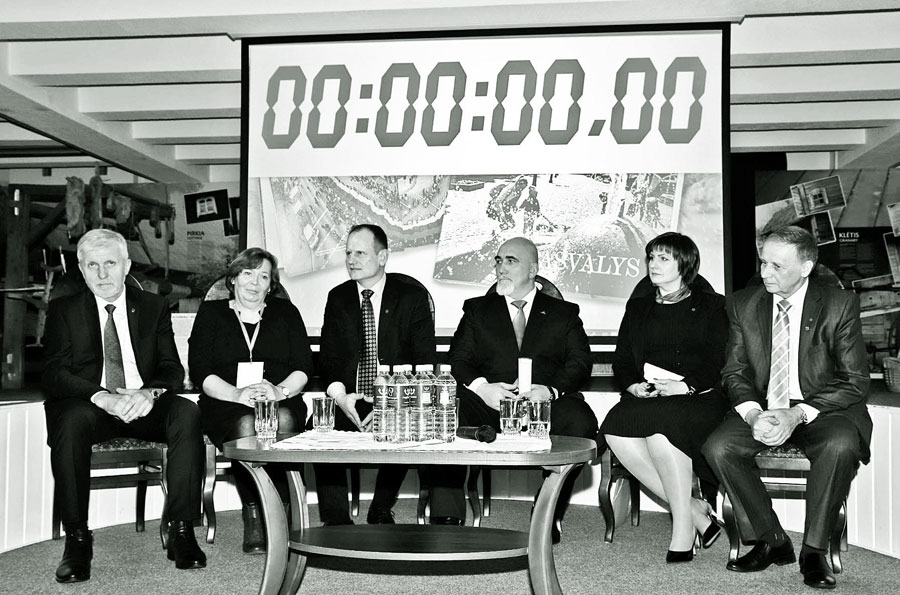 Pasvalē kārtējo reizi par mēru ievēlēts Gintauts Gegužinsks (no kreisās), kuram šajās pašvaldību vēlēšanās bija pieci sāncenši.
Autors: Pasvales rajona laikraksts «Darbas»