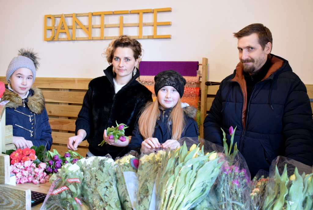 Dinai un Laurim Emkēm ziedus palīdz izsaiņot meita Linda un Laura māsas meita Anita Balode (no kreisās). Meitenes mācās Skaistkalnes vidusskolas 4. klasē un katru dienu pēc skolas steidz uz veikaliņu.
Autors: Žanna Zālīte