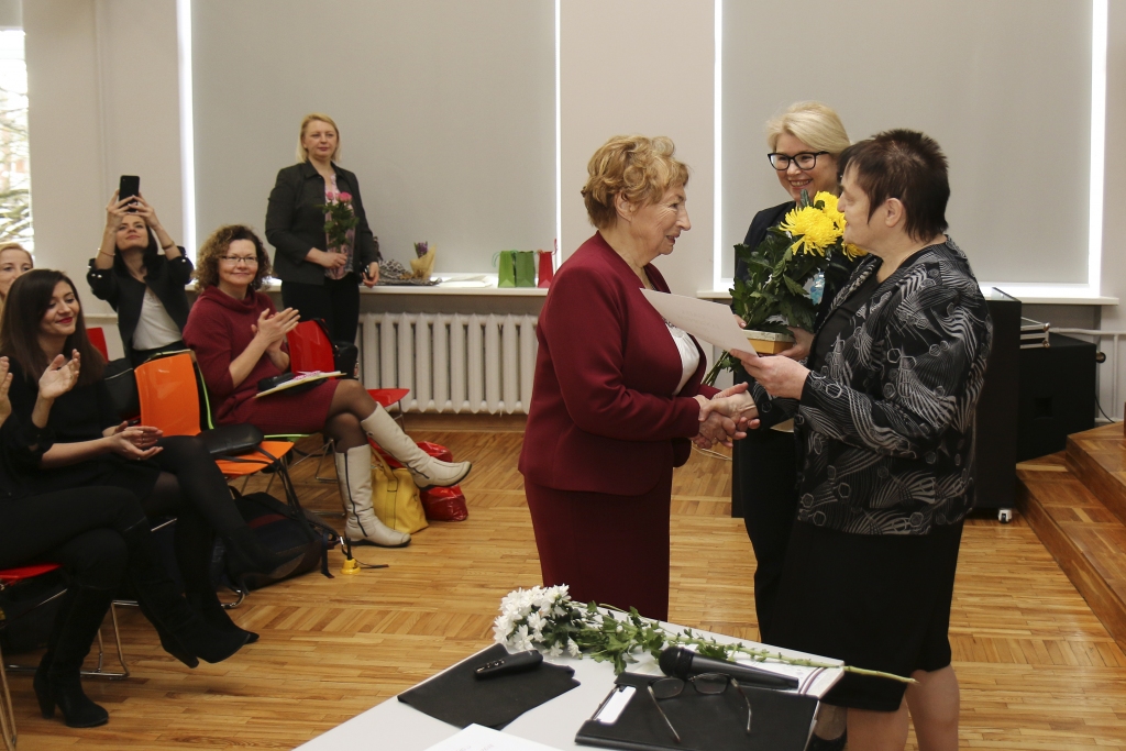 Vandu Korbi sveic Latvijas Universitātes Pedagoģijas nodaļas profesore Sarmīte Tūbele (no labās) un Latvijas Logopēdu asociācijas vadītāja Baiba Trinīte (vidū).
Autors: Anta Kļaveniece, iecava.lv