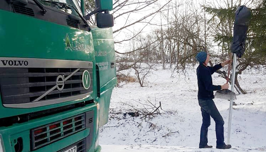 Valles pagastā smago automašīnu vadītāji centīgi aizsedz svara ierobežojuma zīmi.
Autors: Aculiecinieka foto