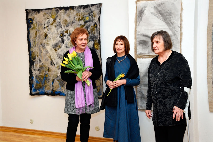Profesore Aija Baumane (no labās), maģistrantūras studente Tatjana Nežberte un Bauskas muzeja mākslas nodaļas vadītāja Ilga Balode.
Autors: Ivars Bogdanovs