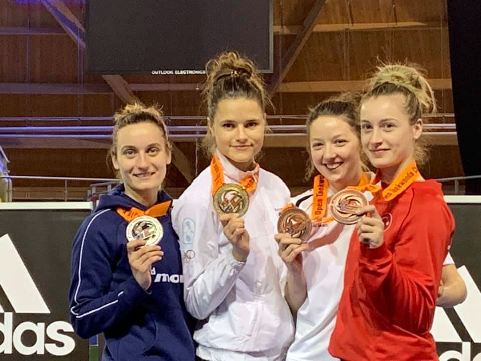 Ineses Tarvida (otrā no kreisās) kļuvusi par Beļģijas tekvondo čempionāta uzvarētāju.
Autors: no I. Tarvida albuma