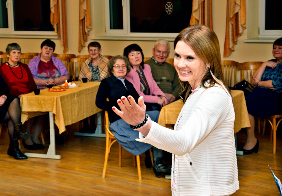 Velga Marčenkova – viena no piecām Codes sievietēm, ar kurām sestdien tikās pagasta ļaudis.