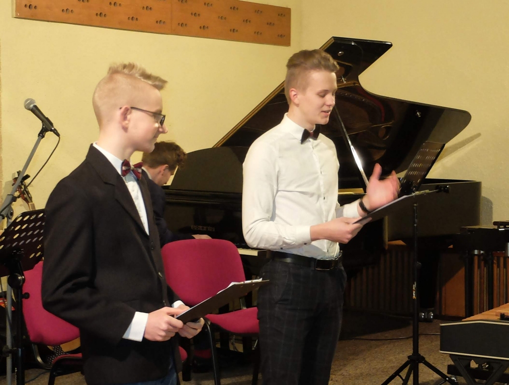 Konferansjē lomā bija iejutušies Jānis Biezais (no labās) un Emīls Upenieks.
Autors: No albuma.