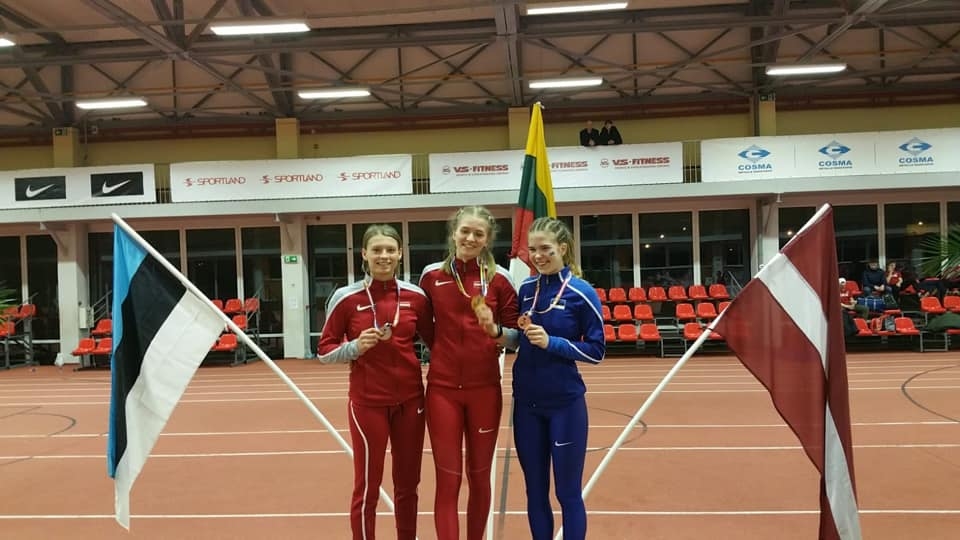 Individuāli veiksmīgākais starts izdevās Amandai Savickai. Piekāpjoties vienīgi pagājušā gada Eiropas jauniešu vicečempionei Kristīnei Blažēvicai no Jūrmalas, A. Savicka izcīnīja otro vietu.
Autors: No albuma.