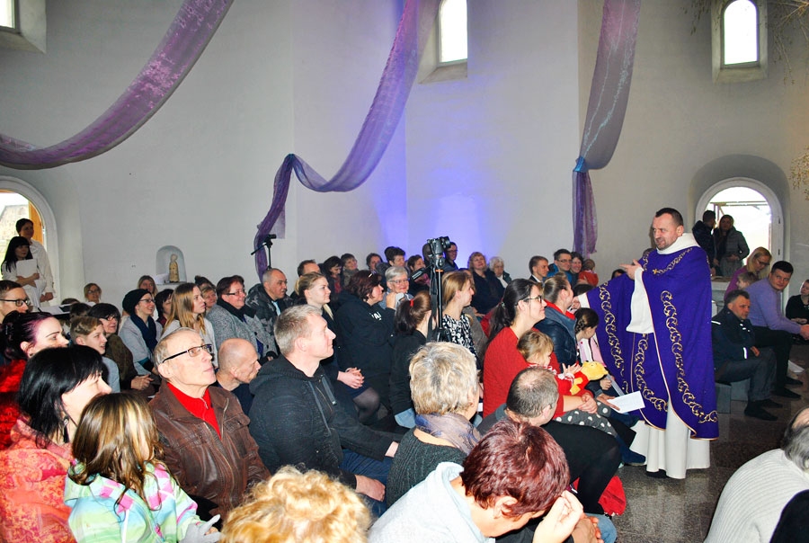 Svēto misi Bruknas kapelā vada priesteris Andrejs Mediņš.
Autors: Māris Krūmiņš