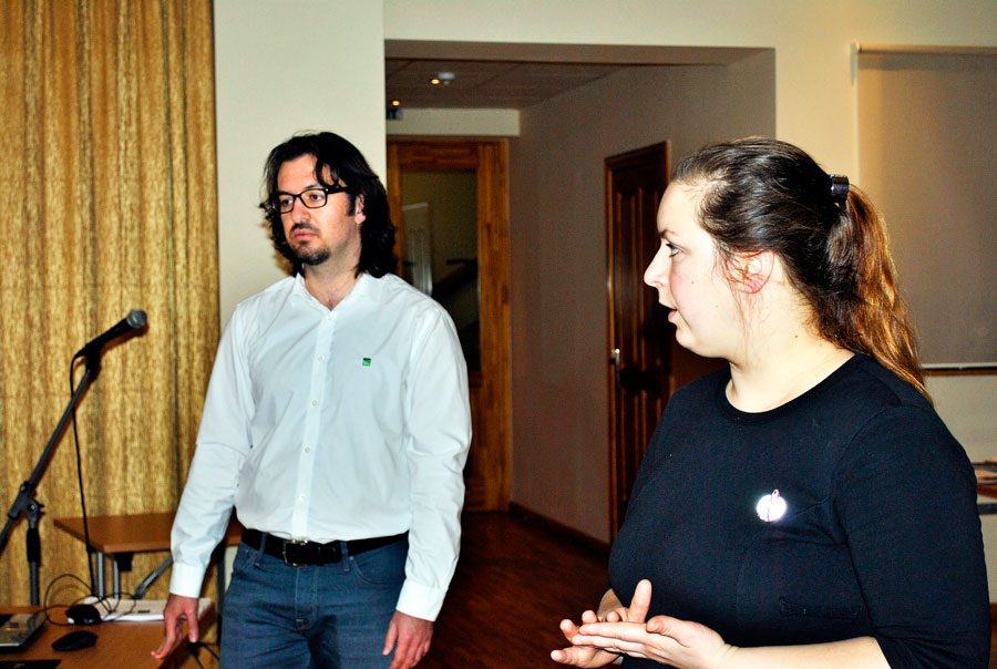 Vieslektors Guhans Ainali un agronome-konsultante Jūlija Vilcāne iepazīstina ar jaunākajām atziņām dārzeņu audzēšanā.
Autors: Ruta Keiša