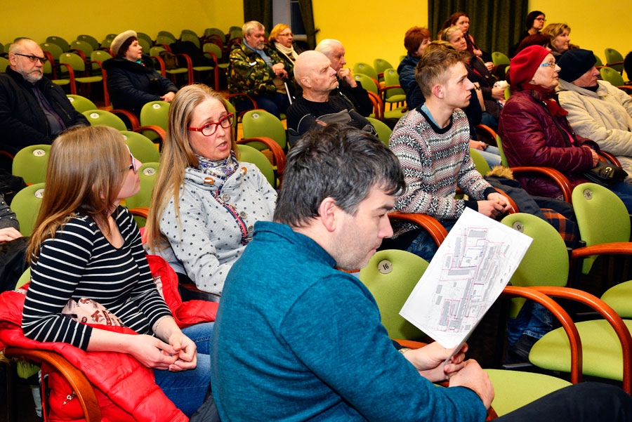 Iedzīvotāji sanāksmē iepazīstas ar iekšpagalmu pārbūves plāniem un pauž ierosinājumus. Priekšplānā – E. Virzas ielas 27. mājas iedzīvotājs Māris Kazāks.
Autors: Ivars Bogdanovs