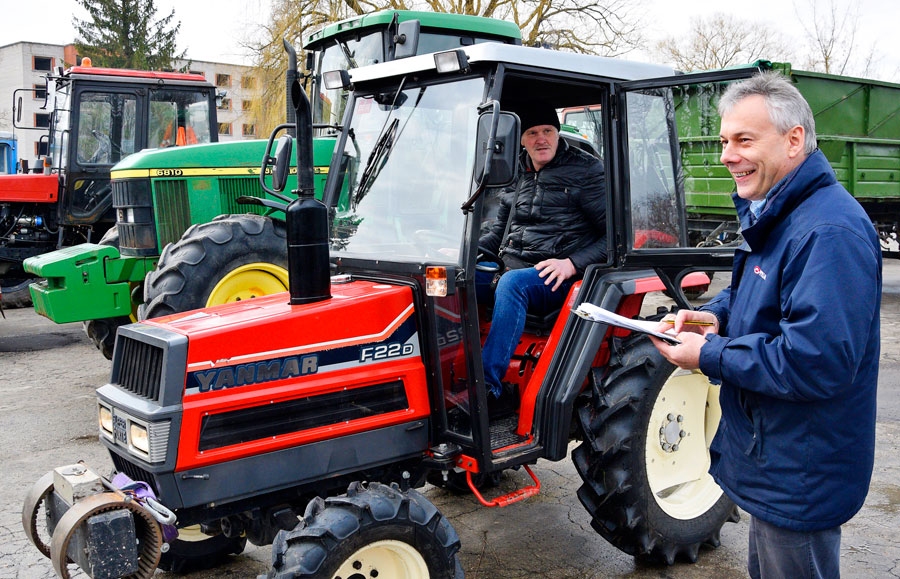 VTUA vecākais inspektors Aldis Šķiliņš (no labās) pārbauda Aivara Līvmaņa mazdārziņa tehniku.
Autors: Ivars Bogdanovs
