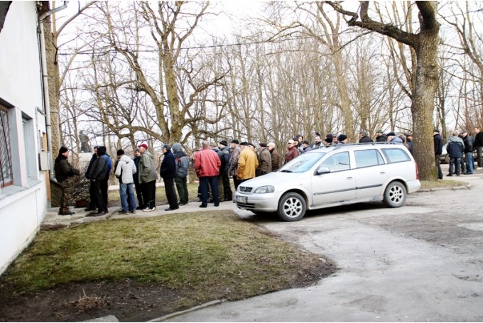 Ik gadu makšķernieki jau agrā rītā ieņem rindu, lai varētu iegādāties licenci ar atlaidi.
Autors: No arhīva.