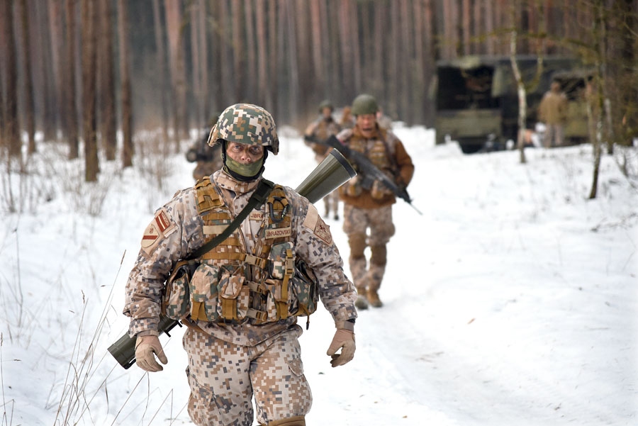 Zemessardzē Jāni Brazovski atpazīt neesot grūti – prettanku iznīcināšanas ieroča «Carl Gustav» caurule uz muguras.
Autors: Uldis Varnevičs