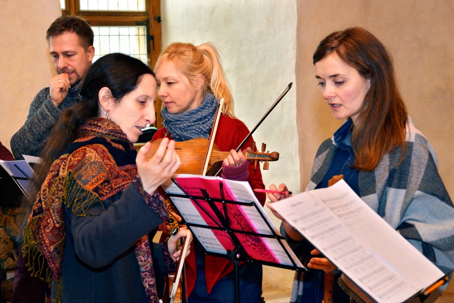 Senās mūzikas ansambļa «Trakula» dalībnieki kopā ar T. Lūisu (no kreisās).
Autors: Ivars Bogdanovs