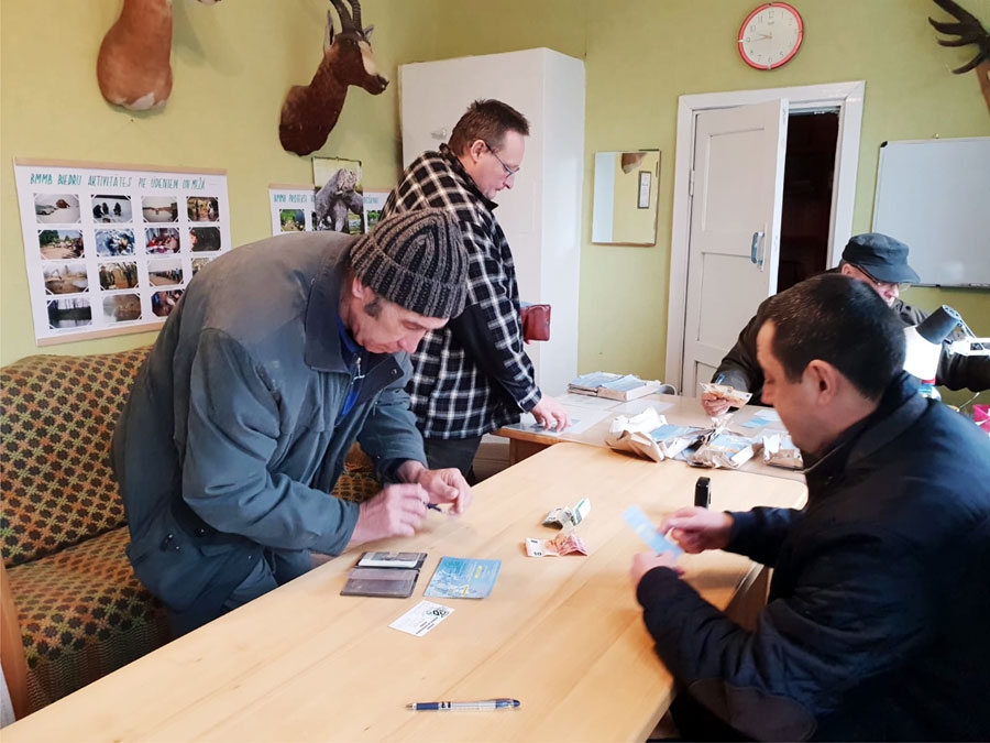 Normunds Ozoliņš (no kreisās) uzskata, ka mūspuses upēs palikušas vien vimbas un līdakas, citu zivju tikpat kā neesot. Turklāt copmaņi iemanījušies zivis piebarot, ja to nedarīsi – spuraines neredzēsi. Licenci noformē Aleksandrs Gurkovskis (no labās).
Autors: Sandra Danosa