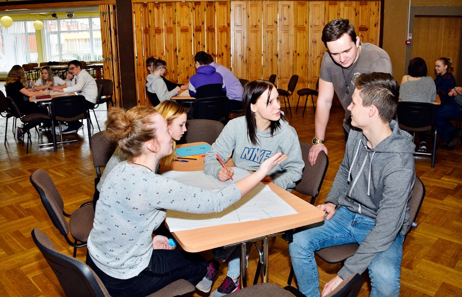 Misas tautas namā ap 40 Vecumnieku novada jauniešu pulcējās forumā, kur viņi strādāja darba grupās. Koordinators – Vecumnieku novada jaunatnes lietu speciālists Andris Kāposts (attēlā – stāv).
Autors: Ivars Bogdanovs