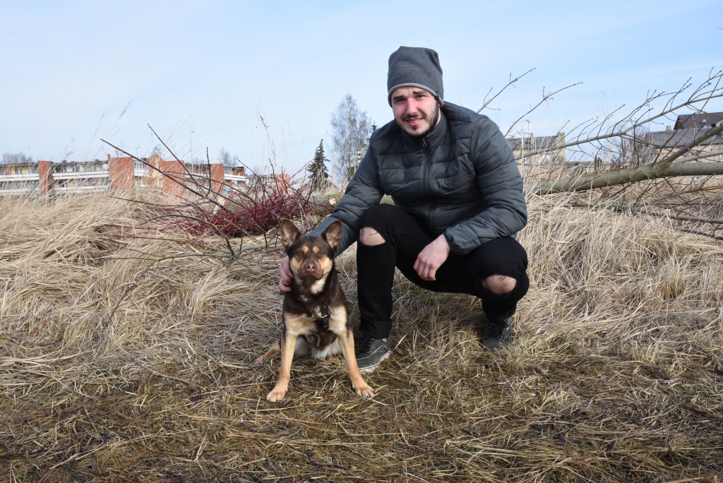 Pirmā tikšanās pilsētas ielās bija ar Jāni Rotbergu un viņa aktīvo bezšķirnes kucīti Rondu, kurai ir implantēta mikroshēma.
Autors: Uldis Varnevičs