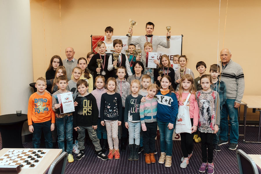 Bauskas novada BJSS dambretes spēlētāju komanda kopā ar treneriem.
Autors: no pratalaiks.lv