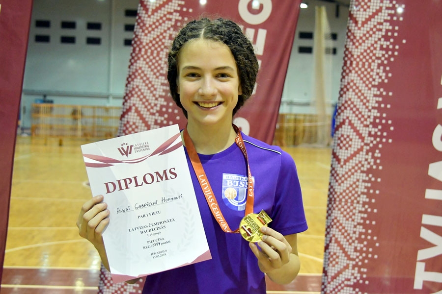 Anna Gabriela Hofmane kļuva par pirmā Latvijas U14 vecuma grupas daudzcīņas čempionāta uzvarētāju.
Autors: Jānis Lācis, athletics.lv