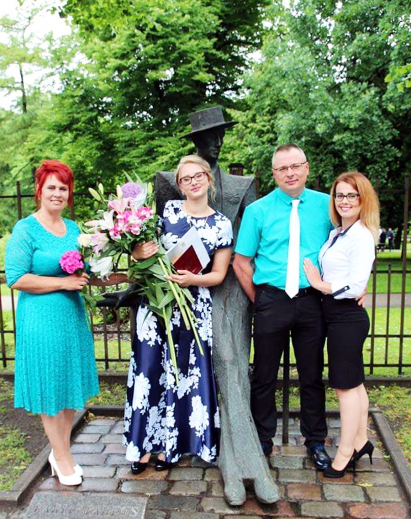 Inga Mauriņa (no kreisās), vīrs Andris un meitas Lāsma un Santa. Fotografēts Santas (vidū) izlaidumā.
Autors: no I. Mauriņas albuma