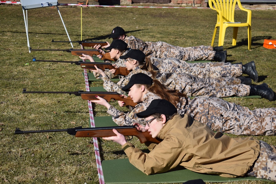 Šaušanas nodarbībā Skaistkalnes vidusskolas 10. klases audzēkņi apguva prasmi darboties ar ieroci.
Autors: Žanna Zālīte