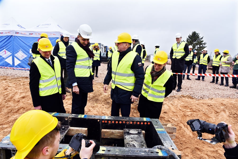 Kapsula jaunās «Balticovo» būves pamatos tikko ievietota. Attēlā no kreisās – Aivars Mačeks, Mhitars Mhitarjans, Valdis Grimze un Toms Auškāps.
Autors: Uldis Varnevičs