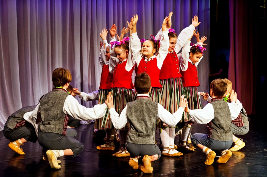 Pilsrundāles vidusskolas deju kopas «Madaras» 1. – 2. klašu dancotāji Bauskas un Rundāles novada skatē.
Autors: Ģirts Donerblics