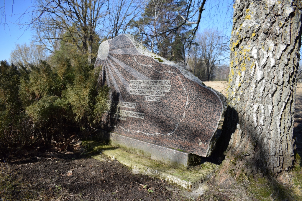 Skaistkalnē pie Kaminsku akmens ik gadu 25. martā pulcējas represētie, viņu tuvinieki, domubiedri un dažādu paaudžu vietējie ļaudis.
Autors: Žanna Zālīte