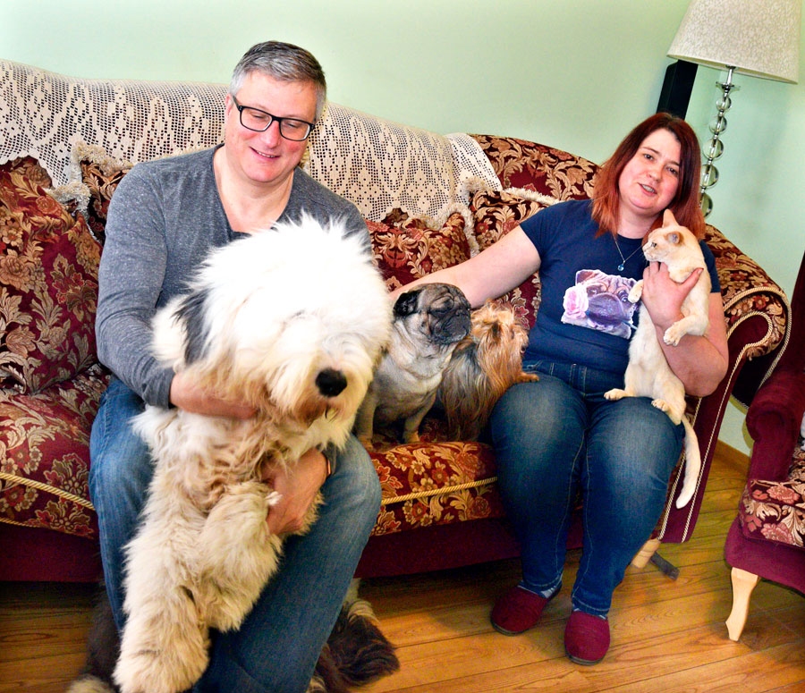 Ilvija un Mārtiņš Ķurbes kopā ar suņiem Darelu, Baronu, Piparu un kaķi Ibēru.
Autors: Māris Krūmiņš