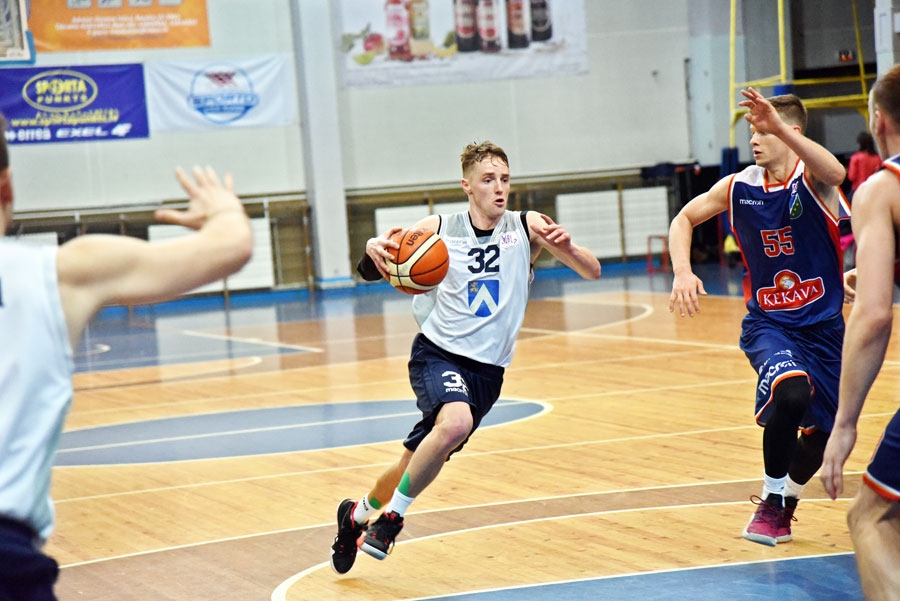 Toms Vilks (no kreisās) spēlē ar ķekavniekiem guva 19 punktus un atdeva deviņas rezultatīvas piespēles.
Autors: Uldis Varnevičs