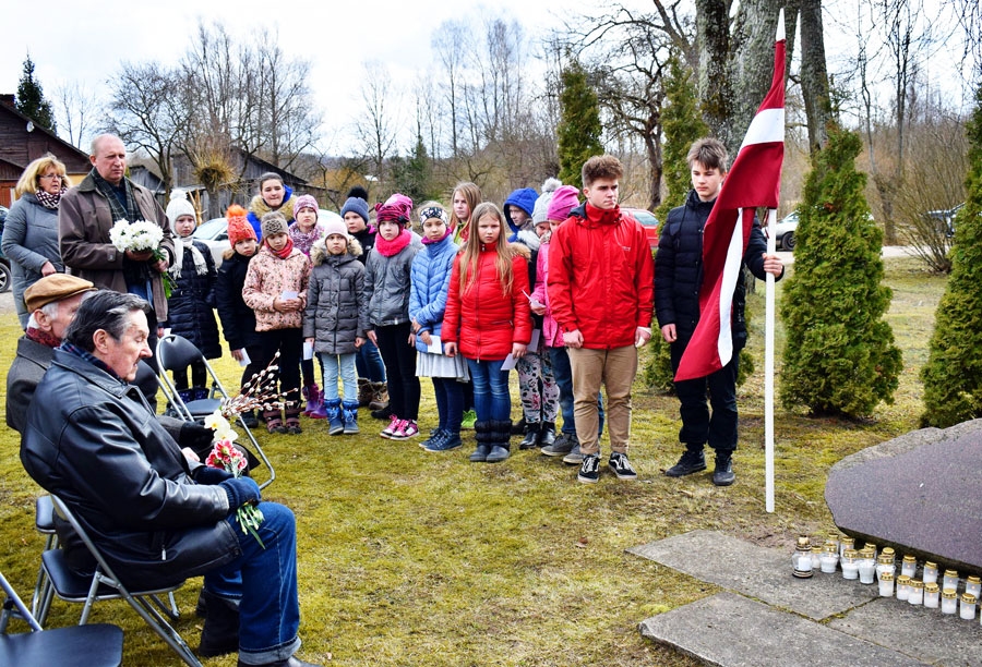 Vecumnieku dzelzceļa stacijā tika pieminēti 1949. gada 25. marta notikumi. No šīs vietas daudziem sākās ceļš pretī izmisumam un
nezināmajam.
Autors: Žanna Zālīte