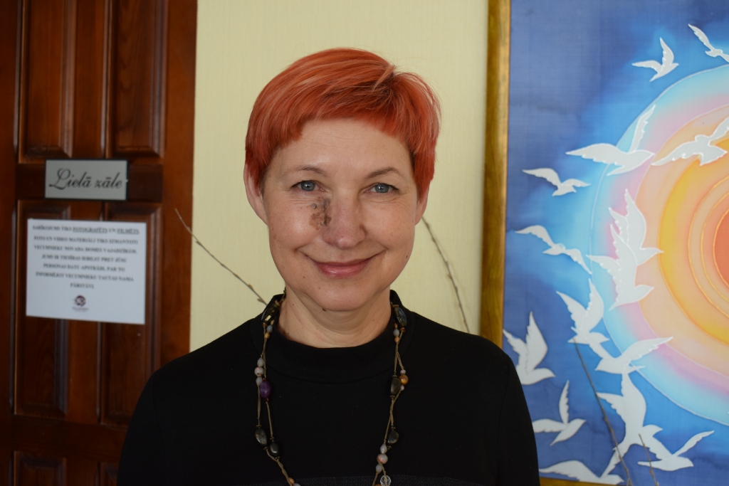 Sarmīte Ķīse, Kurmenes tautas nama vadītāja, jau vairākus gadus rīko teātra atkarīgo spēlmaņu klubiņa saietu.
Autors: Žanna Zālīte