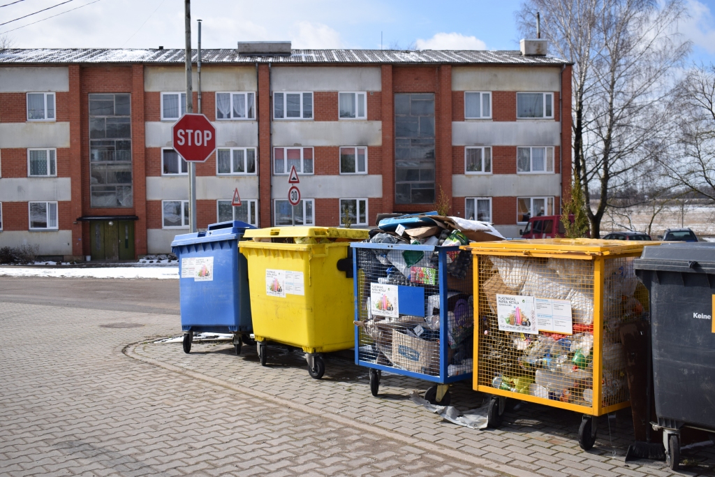 Vecumniekos nolietotās un nederīgās sadzīves elektroiekārtas varēs novietot pie atkritumu šķirošanas konteineriem Skolas un Kalna ielas krustojumā (attēlā) un Ceriņu ielā 17.
Autors: Žanna Zālīte