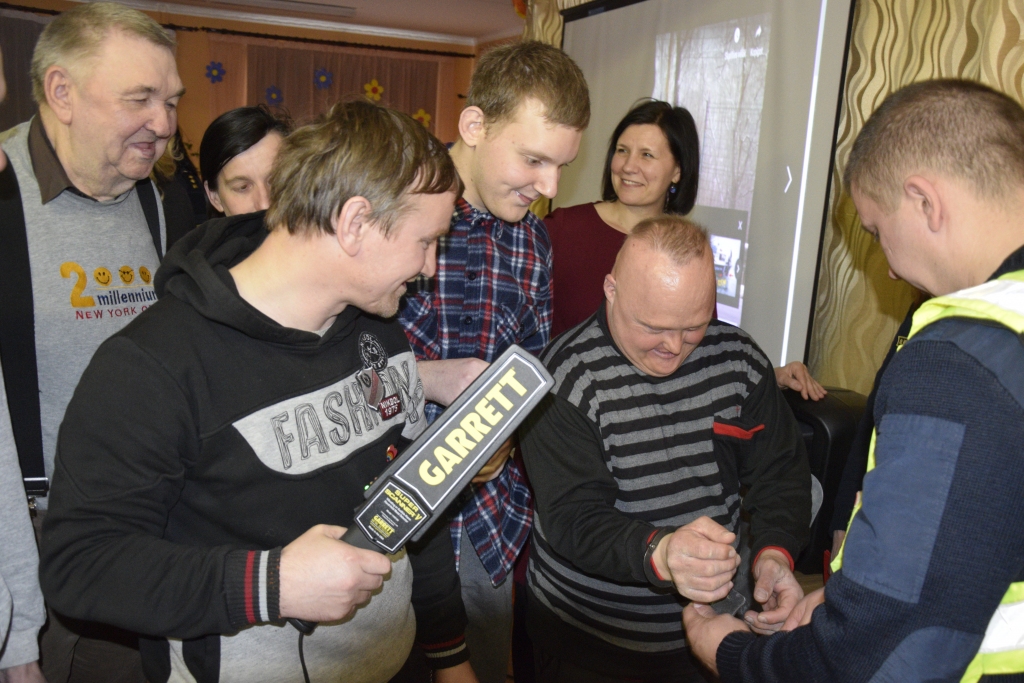 Iemītniekiem bija iespēja arī apskatīt vairākas lietas no policistu aprīkojuma, piemēram, rokudzelžus, varēja paņemt plakātus par drošību un narkotiskām vielām.
Autors: Māris Krūmiņš