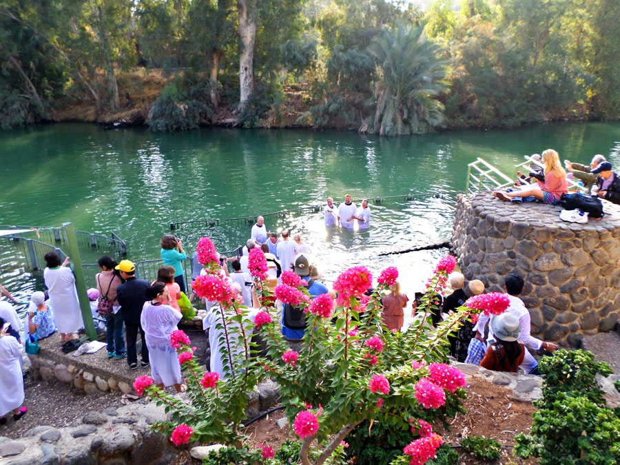 Kristīšanas rituāls Jordānas upē, Jēzus kristīšanas vietā.
Autors: no M. Zaumanes personiskā arhīva