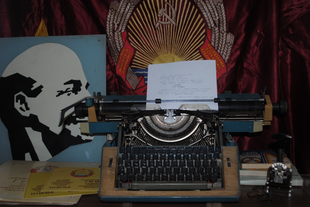 Īslīces kultūras namā varēs aplūkot padomju laika afišas, kartītes, karogus, grāmatas, sadzīves priekšmetus.
Autors: No albuma.