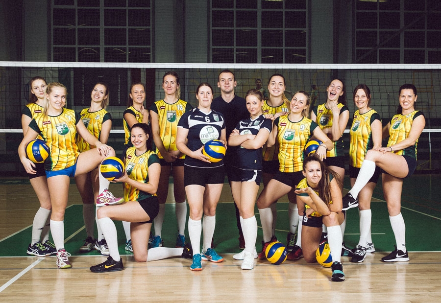 SC «Mārupe» volejbolistes, Latvijas Kausa ieguvējas, kopā ar treneri Jorenu Janišoni.