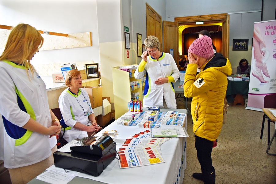 «Latvijas aptiekas» farmaceites interesentiem piedāvāja dažādu veidu vitamīnus.
Autors: Uldis Varnevičs