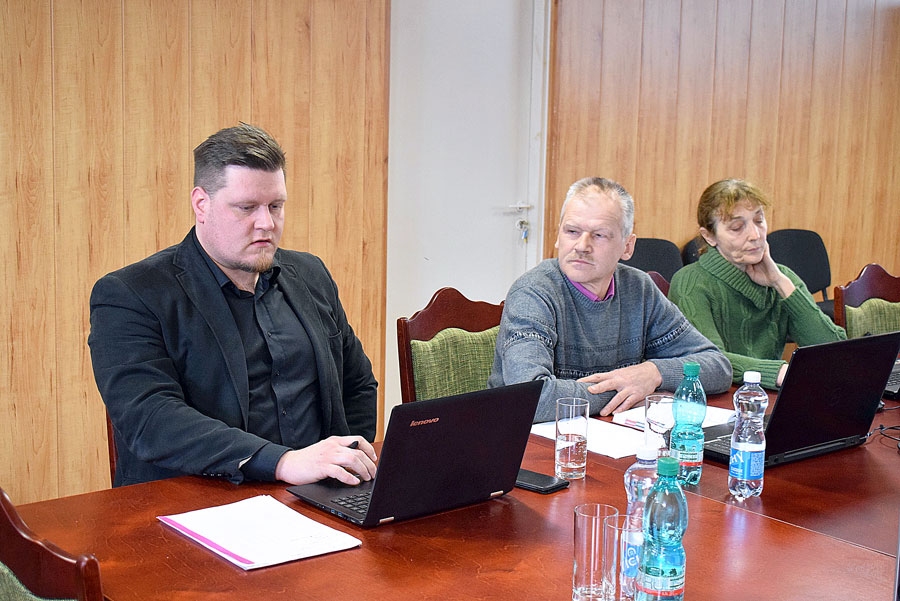 Deputāti Dainis Rijkuris (no kreisās), Mārtiņš Mediņš un Vēsma Petruševica neatbalstīja izglītības iestāžu apvienošanu Vallē.
Autors: Žanna Zālīte