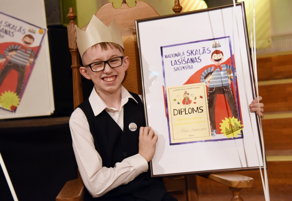 Par skaļās lasīšanas karali kļuva Pēteris Vinogradovs. Zēnu konkursam gatavoja Bauskas pilsētas pamatskolas bibliotekāre, literatūras skolotāja Inga Briede.
Autors: Uldis Varnevičs