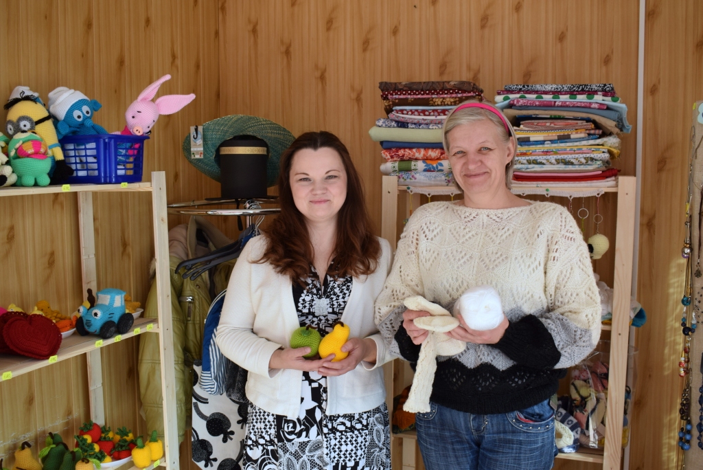 Rokdarbnieces Jekaterina Sarajeva (no kreisās) un Nelda Sabo saimnieko veikalā «Kumode» Vecumniekos.
