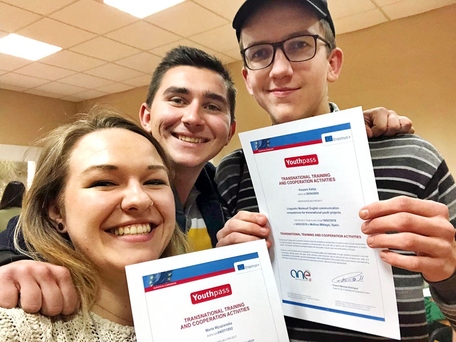 Kaspars Kalējs (no labās) pēc «Youthpass» sertifikāta saņemšanas kopā ar Bulgārijas pārstāvi Kostadinu Mihailovu un Vācijas dalībnieci Martu Vispiansku.
Autors: no K. Kalēja albuma