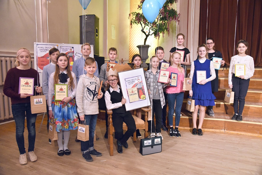 Skaļās lasīšanas konkursa dalībnieki. Uzvarētājs Pēteris Vinogradovs – vidū, karaļa kronī un krēslā.
Autors: Uldis Varnevičs