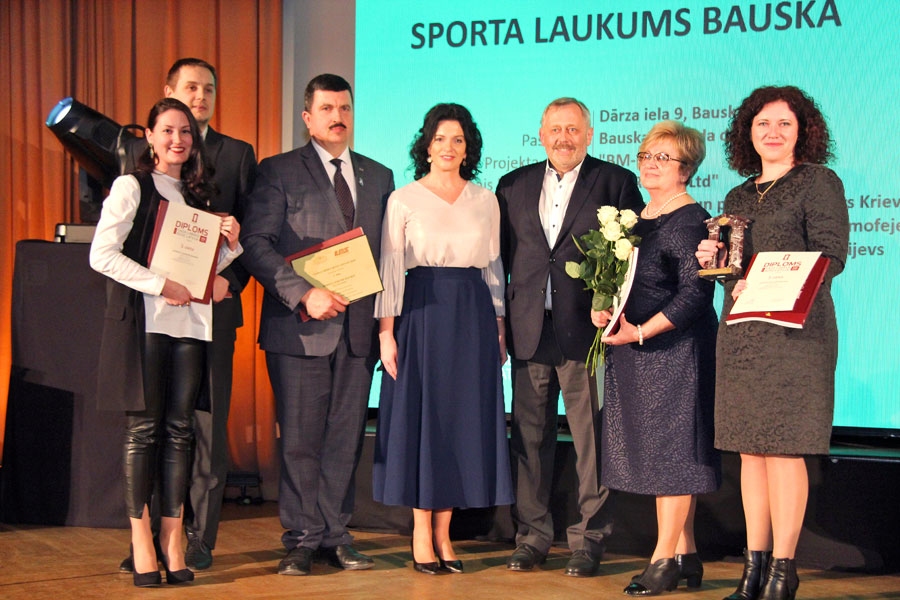 Bauskas 2. vidusskolas sporta laukuma būvē iesaistītie un atbalstītāji: (no kreisās) Līva Jumeja, SIA «BM projekts» ainavu arhitekte un Didzis Dāle, SIA «BM projekts» būvprojekta autors; Arnolds Jātnieks, Bauskas novada domes priekšsēdētājs; Ramona Petraviča, labklājības ministre; Māris Jurēvičs, SIA «Jurēvičs un partneri» īpašnieks un vadītājs, šī firma nodrošināja būvuzraudzību; Vera Grigorjeva,  Bauskas 2. vidusskolas direktore; Guna Purene, Bauskas novada administrācijas projektu vadītāja.
Autors: Ingrīda Punka