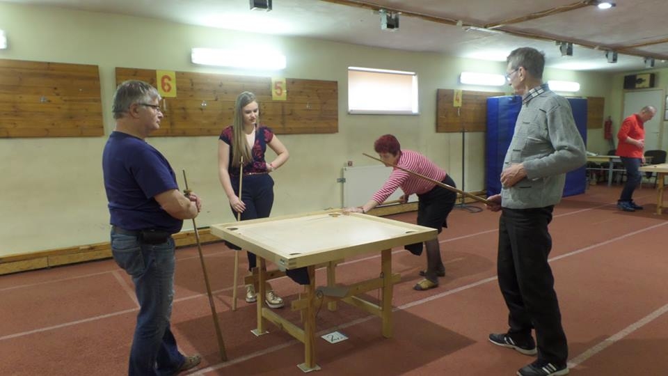 Jānis Salna (no labās) un Santa Gudža (pretim) kļuva par Bauskas novada novusa čempioniem jauktajās dubultspēlēs.
Autors: Jānis Jegorovs