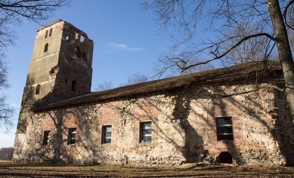 Padomju kolhoza laikā baznīcas mūri izmantoti minerālmēslu glabāšanai. To kaudzes sniegušās līdz pat palodzēm, bojājot senos mūrus. Ikreiz, kad uz laukiem bijis jākaisa minerālmēsli, tiem pakaļ iekšā pa dievnama ieeju braukts ar traktoru. Lai netraucētu, izlauztas baznīcas kolonnas, nojauktas velves.
Autors: livland.lv
