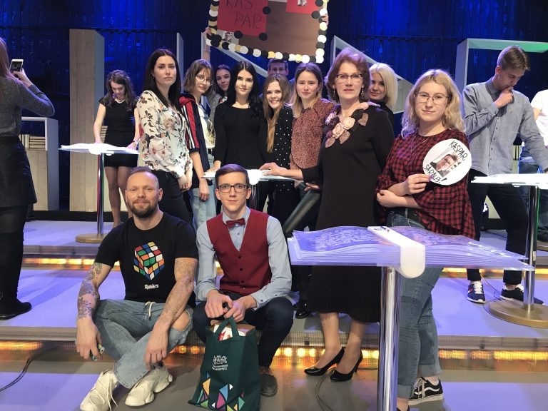 Kaspars Kalējs (tup no labās) kopā ar atbalstītājiem un spēles personālu.
Autors: No albuma.