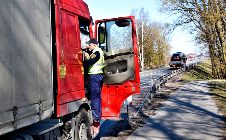 Nauris Jonass, satiksmes uzraudzības rotas jaunākais inspektors, sarunā ar ātrumu pārsniegušo autovadītāju no Lietuvas.
Autors: Māris Krūmiņš